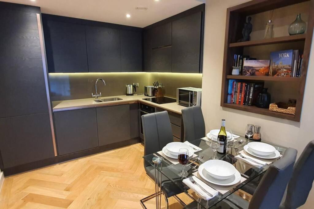 Luxury One Bedroom Apartment Within The City Walls Йорк Экстерьер фото